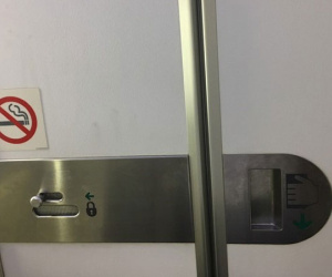 Thanh niên 19 tuổi trốn vào toilet máy bay hút thuốc, chây ì nộp phạt