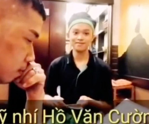 Netizen tranh cãi đoạn clip Hồ Văn Cường đi phục vụ bàn, không ở ru rú trong phòng 24/24 như lời Phi Nhung nói?