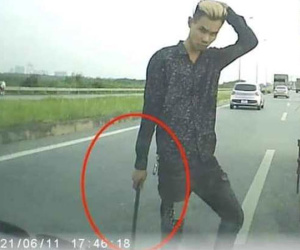 Xử phạt tài xế xe tải đánh võng liên tục, chặn ô tô con lại giữa đường rồi vác gậy sắt xuống nói chuyện