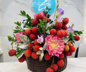 Vải thiều xuất Nhật được bày như lẵng hoa, giá 35.000 đồng/kg