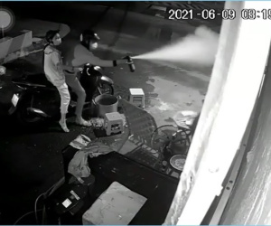 Ngồi trước nhà lúc rạng sáng, một phụ nữ bị tấn công bằng hơi cay