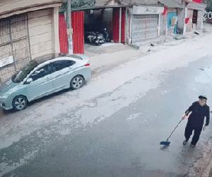Bé trai lao ra đường suýt bị ô tô đâm trúng, soi camera an ninh phụ huynh 'tái mặt'