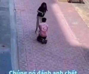 Chồng quỳ gối trước mặt xin vợ tha thứ vì trót làm mất khoản tiền lớn, lý do đằng sau khiến ai nấy phẫn nộ