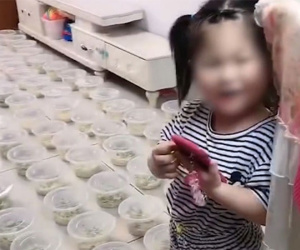 Cho con nghịch điện thoại 1 mình, bố ngậm ngùi móc ví thanh toán 5 triệu cho 100 phần ăn