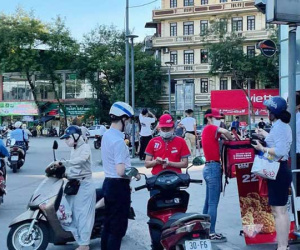 Tràn xuống đường, đại gia Mỹ nhặt tiền lẻ vỉa hè Sài Gòn
