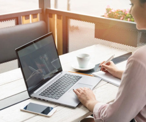 Người phụ nữ phát hiện bị đột quỵ khi nhìn vào màn hình máy tính