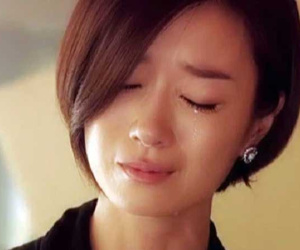 Chồng gọi điện bắt tôi sang tên cuốn sổ tiết kiệm 4 tỷ cho mẹ chồng đứng tên, tôi choáng váng khi biết lý do phía sau