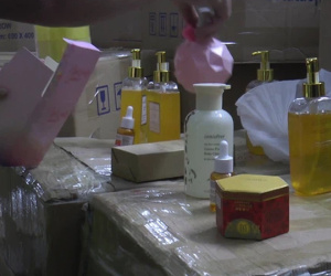 Đột kích căn nhà 3 tầng trong đêm, thu giữ gần 10.000 chai sữa tắm, mỹ phẩm giả thương hiệu CHANEL Coco Mademoiselle, Pink Lady...
