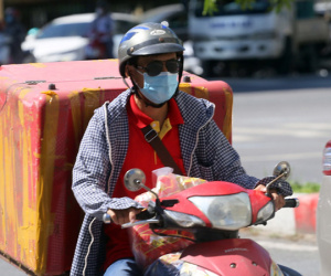 Hà Nội: Nắng nóng đỉnh điểm khiến nhân viên giao hàng 'bở hơi tai' mưu sinh ngoài đường