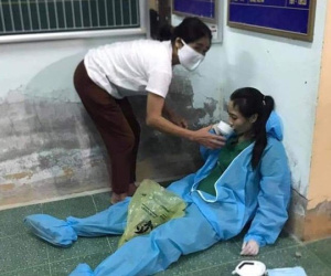 Hình ảnh nữ điều dưỡng kiệt sức khi trắng đêm làm nhiệm vụ tại vùng dịch