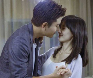 Vợ chồng đang mặn nồng thì chồng sách trên giá bỗng đổ sập xuống, tôi tái mặt nhìn tập tài liệu phơi bày trước mắt