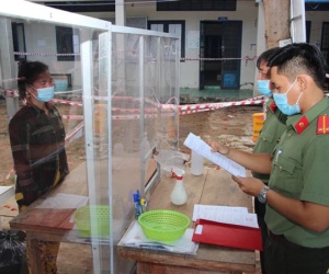 Công an An Giang đọc lệnh bắt giam bị can qua vách chắn phòng dịch