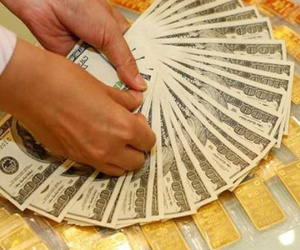 Giá USD bất ngờ vọt tăng, vàng tiếp đà giảm giá
