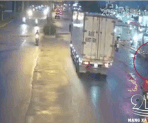 Video: Thanh niên lao thẳng vào gầm container, camera hé lộ nguyên nhân