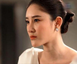 Vợ cũ của chồng dẫn con đến chơi nhưng cứ nhìn chằm chằm vào chiếc nhẫn trên tay tôi rồi tiết lộ bí mật sốc óc