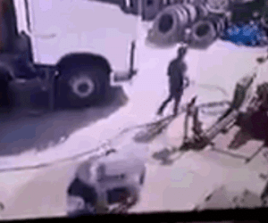 Video: Lốp ô tô phát nổ kinh hoàng, thổi bay người đàn ông lên không