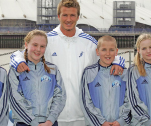 12 tuổi cùng xuất hiện trong một tấm ảnh chụp với David Beckham, 13 năm sau, cặp đôi dắt tay nhau vào lễ đường, danh tính của chú rể càng gây chấn động!