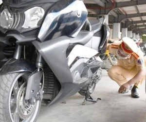 Phát hiện 2 xe mô tô trị giá gần nửa tỷ đồng trên tàu hoả, nhiều người gọi điện cho CSGT xin xỏ