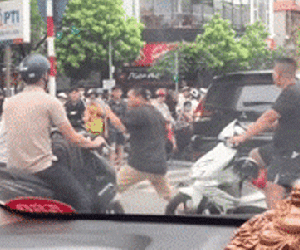 2 người đàn ông 'đấm bốc' giữa phố Hà Nội