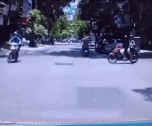 Áo chống nắng cuốn vào bánh xe máy, người phụ nữ ngã sấp mặt trước đầu ô tô