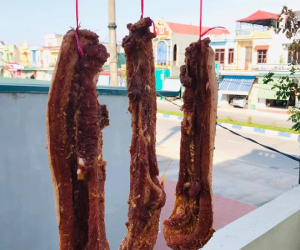 Trời Hà Nội nắng như đổ lửa, hội chị em thi nhau làm ba chỉ một nắng phơi khắp nhà, thành quả cũng "rất gì và này nọ"