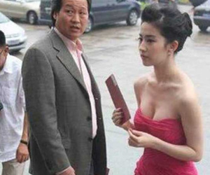 Xuất hiện thông tin 'ông lớn' trong Cbiz ly hôn vợ để quay về với một mỹ nhân hạng A, netizen gọi tên Lưu Diệc Phi cùng cha nuôi?