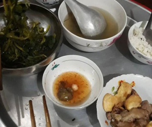 Thấy mẹ đẻ dọn cho vợ mâm cơm cữ mà chồng xót cả lòng, cách xử lý 'như văn mẫu' sau đó khiến ai cũng tấm tắc khen!
