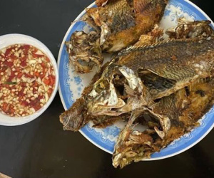 Thấy con dâu pha bát nước chấm cay, mẹ chồng nhấc máy gọi cho con trai yêu cầu: 'Về mà dạy lại vợ' và cái kết gây tranh cãi