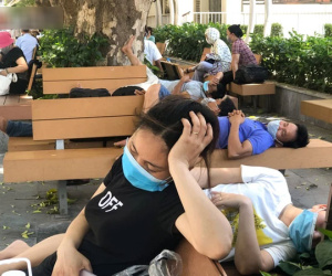 Ảnh: Người thân bệnh nhân nằm vật vờ tại bệnh viện Bạch Mai dưới cái nóng gần 50 độ C