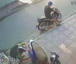 Video: Nam thanh niên phá cốp xe máy lấy bộ điều khiển trung tâm chỉ 3 giây