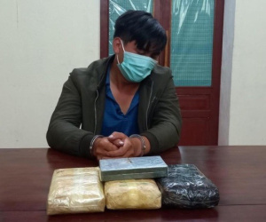 Người đàn ông sa lưới cùng 18.000 viên ma túy và 1 bánh heroin