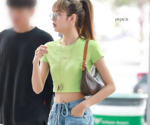 Ảnh sân bay huyền thoại giúp Lisa (BLACKPINK) lên ngôi thánh body, tất cả là nhờ màn khoe vòng eo nhỏ khó tin nhất Kpop