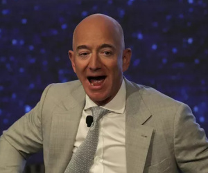 Gần 100.000 người ký 2 kiến nghị không cho tỉ phú Jeff Bezos trở lại trái đất