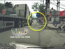 Clip: Tài xế container cầm mũ cối đánh tới tấp người đàn ông chạy xe máy, nguyên nhân chỉ vì pha đánh lái cẩu thả