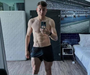 Đặng Văn Lâm đọ body 6 múi với dàn cầu thủ của đội tuyển bóng đá Việt Nam