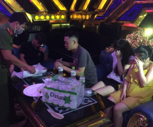 35 nam nữ 'bay lắc' trong quán karaoke, có cả học sinh