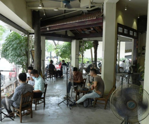 Ảnh: Sau gần 1 tháng, dân công sở lại được thảnh thơi ăn quán, uống cà phê vào giờ nghỉ trưa