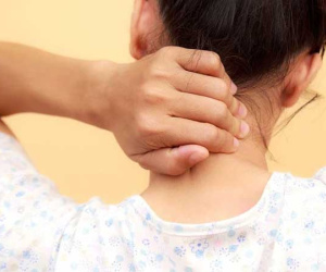 Cảnh giác trước hiện tượng thoái hóa đốt sống cổ ở dân văn phòng, không điều trị kịp thời có thể gây bại liệt