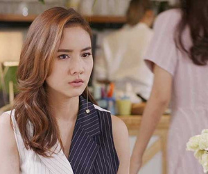 Thương chị gái ở cữ phải ăn uống kham khổ, tôi và mẹ tay xách các thứ đến thăm, lúc nhìn mâm cơm mà chúng tôi tẽn tò