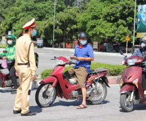 Ảnh: Lực lượng công an 'phơi mình' dưới nắng 40 độ để chốt phòng chống dịch