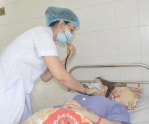 Bác sĩ mổ khẩn cấp cứu sản phụ mang thai ngoài tử cung thể hiếm gặp nguy kịch