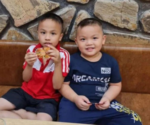 2 đứa trẻ đạp xe bị lạc không nhớ đường giữa lúc Hà Nội mưa lớn, sấm chớp ầm ầm: Dân mạng lập tức đăng bài tìm bố mẹ