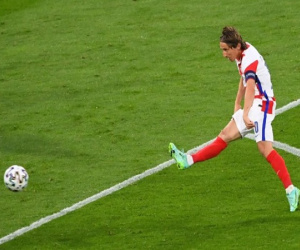 Modric đi vào lịch sử EURO với siêu phẩm trivela vào lưới Scotland