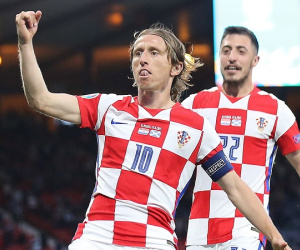 Cú trivela của Modric đưa Croatia vào vòng 1/8