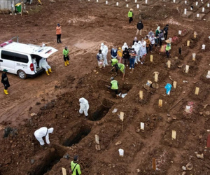 Ám ảnh những nghĩa trang tạm bợ ở quốc gia Đông Nam Á đang bị Covid-19 'bủa vây', không khí tang tóc bi thương bao trùm khắp nơi