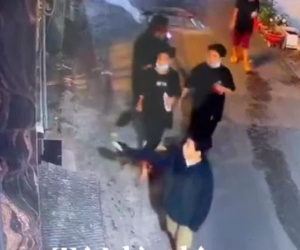 Nhóm thanh niên không đeo khẩu trang, tụ tập đốt lửa ngay giữa đường, ném đồ vào nhà dân ở TP.HCM