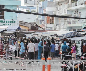 Cận cảnh phong tỏa mọi ngóc ngách tại chợ truyền thống ở Sài Gòn vì liên quan đến ca mắc Covid-19