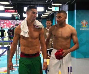 Mbappe và Ronaldo có hành động thân mật sau trận khiến fan bóng đá ngỡ ngàng