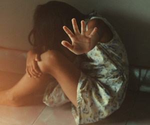 Tỉnh dậy lúc 3 giờ sáng, mẹ bàng hoàng phát hiện con gái 13 tuổi sinh con