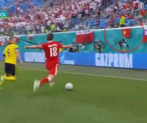 Quốc kỳ Việt Nam tung bay trên khán đài Euro 2020